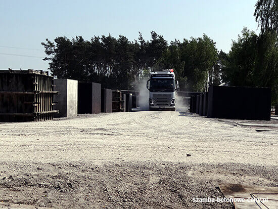 Szamba betonowe Kłecko - załadunek zbiornika na transport